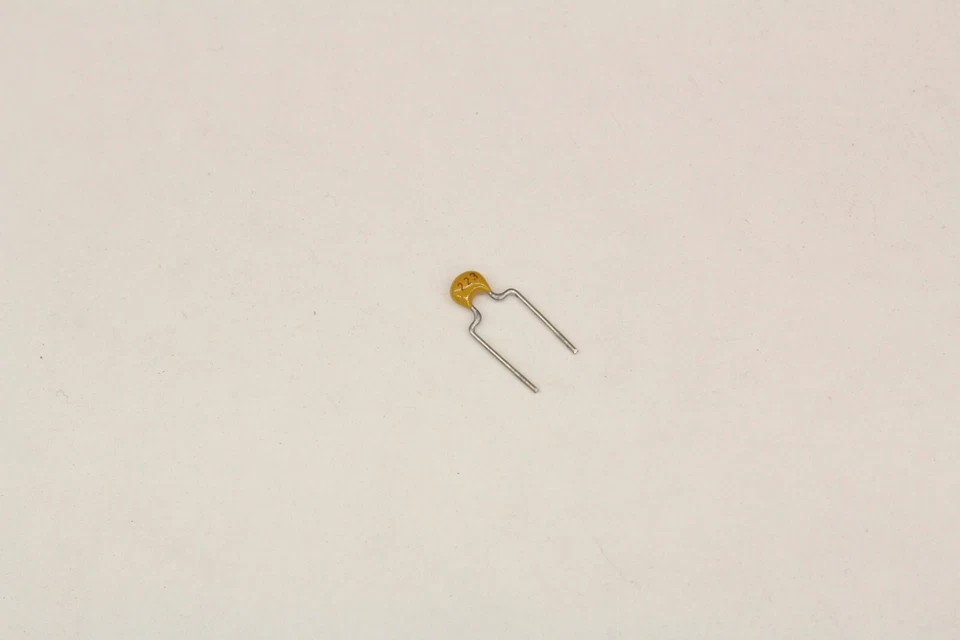 LOTE DE 400 KEMET C317C223K5R5CA Foto 1 de 1