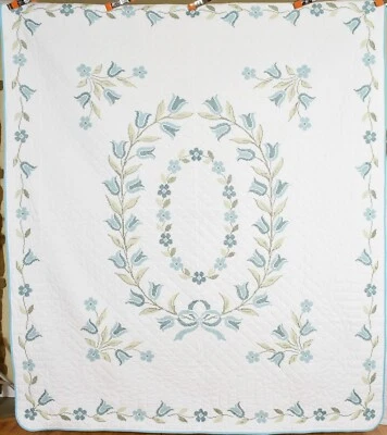 Large, BEAUTIFUL Vintage 40's Tulip Wreath Antique Quilt ~NICE BLUES! - Image 1 of 4