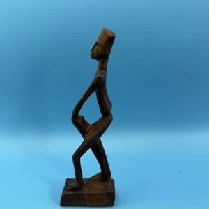 Scultura statuina vintage africana legno intagliato tribale uomo che suona una batteria - Foto 1 di 5