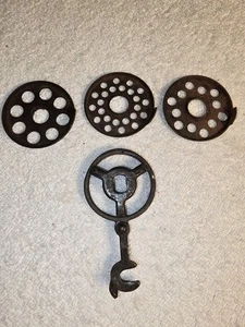 Three Grinding Plates and One Crank Assembly for Hand Crank Meat Grinder-Chum - Picture 1 of 6
