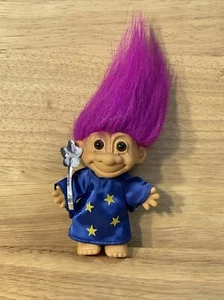 Muñeca Russ Troll Mago Mago con Bata Púrpura Pelo Rosa - Imagen 1 de 5
