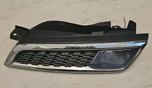 ORIGINAL NISSAN MICRA BLINKERGRILL VORNE BEIFAHRERSEITE LINKS 2381001 - Bild 1 von 6
