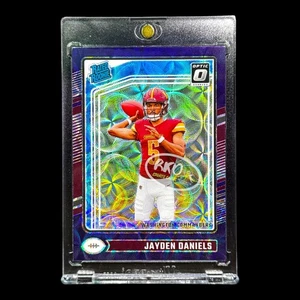 JAYDEN DANIELS RARO NOVATO REFRACTOR RÁFAGA PÚRPURA TARJETA DE INVERSIÓN COMANDANTES - Imagen 1 de 4