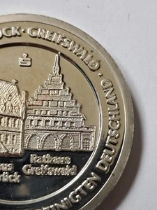 Rathaus Greifswald auf Medaille Wiedervereinigung 3. Oktober 1990 Brandenb. Tor - Bild 1 von 3