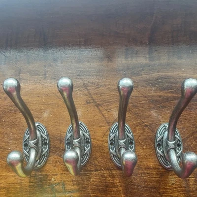 4 ganchos de abrigo de montaje en pared dobles vintage-Liberty Hardware diseño celta ~ 4,5 pulgadas A++ Foto 1 de 4