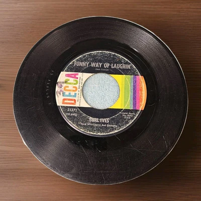 BURL IVES - FUNNY WAY OF LAUGHING / MOTHER WOULDN'T DO THAT (45, 1962, Decca) - Image 1 of 4