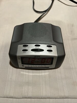 Reloj Despertador Digital Radio AM/FM, GPX Modelo D505 ~ Enchufable o Funciona con Pilas Foto 1 de 2