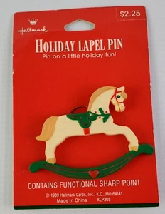 Vintage 1989 Hallmark Christmas ROCKING HORSE Label Pin Brosche - Bild 1 von 3