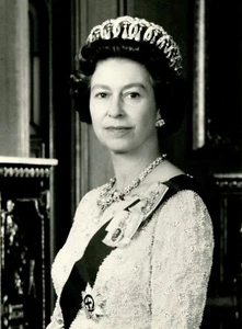 Queen Elizabeth II Original Press Photo - Picture 1 of 2