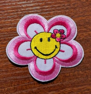 Happy Face mit rosa Blume Aufnäher süß Natur wild 3x2,75" bestickt Bügelbild - Bild 1 von 3