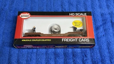 New Model Power HO No. 98219 Depressed Center Flat Car With Search Light Pennsy - Image 1 of 4