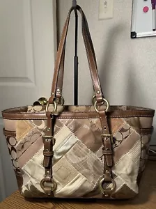 Borsa tote media Coach Signature marrone tote in pelle e materiale 12527 - Foto 1 di 24
