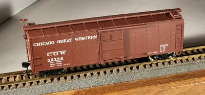 HO Walthers RTR 40' Chicago Great Western X-29 Box car #CGW 85782, new, metal wh - Image 1 of 4