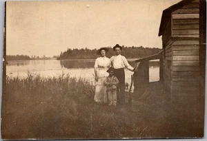 Family Photo on River HILBERT, Wisconsin WI RPPC Postcard - Imagen 1 de 2