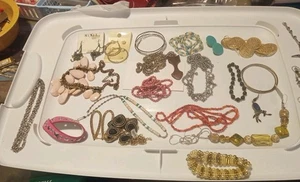 40+ Lot Of Mixed Vtg Costume  Jewelry Pieces Necklaces Bracelets  & More  - Picture 1 of 10