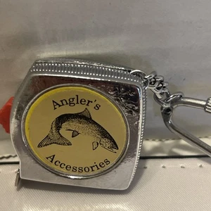 Vintage Maßband & Angler Schlüsselanhänger mit Fisch auf der Vorderseite - Bild 1 von 7