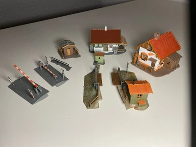 Bahnübergänge mit Verschiedenen Wärterhäuschen gebaut u. sauber geklebt. - Bild 1 von 4