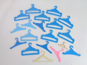 Paquete de 19 perchas de abrigo de muñeca vintage en su mayoría muñeca Sindy años 80 - Imagen 1 de 2