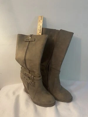 Very Volatile 洛杉矶女式 7 1/2,灰褐色麂皮绒靴带扣,楔形鞋跟 — 第 1/4 张图片