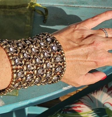 Красивый смелый заявленный предмет. Браслет 4 дюйма шириной старый бронзовый цвет с фианитами. - Изображение 1 из 4