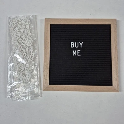 Tablero de letras de fieltro negro con marco de madera - 10" x 10" con letras, números, otros Foto 1 de 4