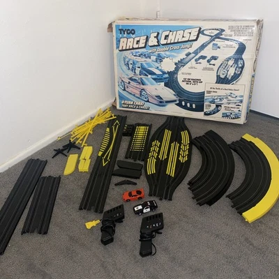 DE COLECCIÓN TYCO U TURN CHASE EN CAJA SLOT CAR PISTA DE CARRERAS CON COCHES ¡RARO! Foto 1 de 4