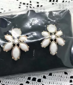 Avon America Brand New Flower Studs. B83 SM - Picture 1 of 3