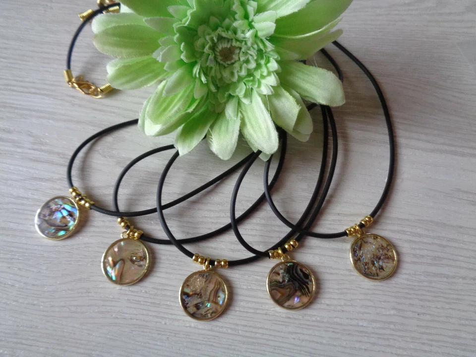 Außergewöhnliche Kautschuckbandkette "Muschelperlmutt"Anhänger 5Motive auswählb. - Bild 1 von 1