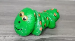 Estatuilla de roca oruga vintage ~ arte rupestre kitsch ~ pisapapeles roca mascota - Imagen 1 de 5
