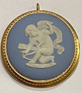 ❤JASPE DE MADERA DE CUÑA ~VAN DELL 12K GF ~ COLGANTE O PIN ~ CAMEO DE CERUB 1976 COMO NUEVO❤ - Imagen 1 de 3