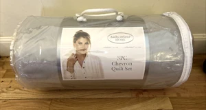 NEW Kathy Ireland 3pc Chevron Gray Quilt Set - Picture 1 of 6