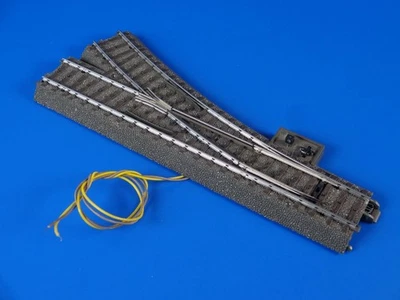 MARKLIN H0 - 24612 - Right Straight Turnout + Lantern 74470 - C Track (69)/ EXC - Image 1 of 2