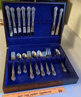 AZALEA Oneida Stainless Flatware 32 Piece Silverware Lot with Serving Set - Image 1 of 4
