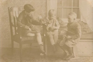 Vintage Foto Kinder Spielzeug kleine Jungen Mädchen rollende Ente Plüschbär reiten auf Hase - Bild 1 von 7