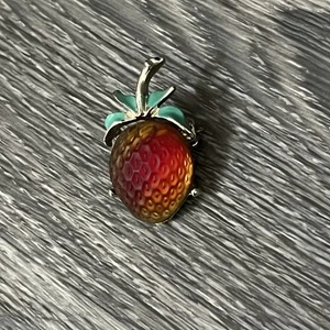 Spilla spilla vintage metà secolo vetro modellato smalto fragola tono oro - Foto 1 di 6