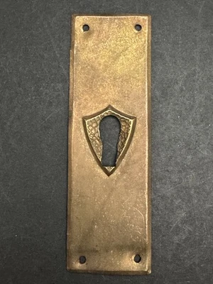 Vintage SINGLE LIGHT WEIGHT Brass Skeleton Key Hole Door Drawer Plate Escutcheon - Image 1 of 4