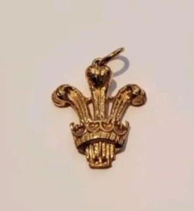 Attractive Hallmarked 9ct Yellow Gold Welsh Three Feathers Pendant -1.8g - Picture 1 of 6