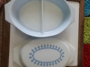 Vintage PYREX Glass SNOWFLAKE GARLAND Split Dish White Blue With Lid - Picture 1 of 5