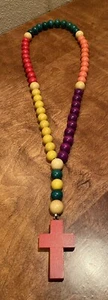 Große Holzperle Rosenkranzkette mit großem roten Holzkreuz Kind Rosenkranz Ostern - Bild 1 von 1