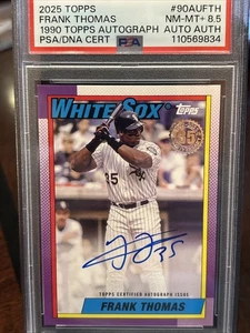 2025 Topps Frank Thomas 1990 con tarjeta automática FTH Big Hurt Salón de la fama PSA 8,5 como nuevo + Medias - Imagen 1 de 3