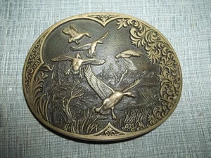 VINTAGE MASSIVE MESSING GÜRTELSCHNALLE "ENTEN FLIEGEN AUS TEICH" - Bild 1 von 4