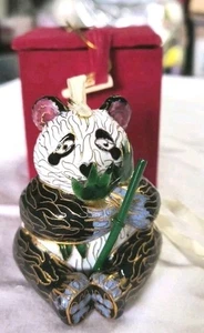 Cloisonne Oso Panda Grabado Dorado Sosteniendo Bambú Adorno de Navidad con Caja de Terciopelo* - Imagen 1 de 10