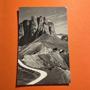 CARTOLINA PICCOLA BIANCO E NERO PASSO SELLA 2240 ALB. MARIA FLORA TORRI DEL SELL - Foto 1 di 2