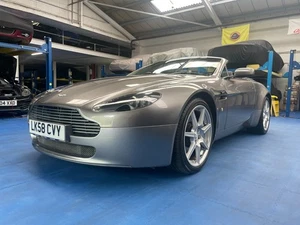 Aston Martin V8 Vantage Roadster - Picture 1 of 24