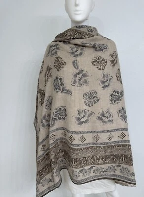 设计师羊绒披肩围巾米色 W 淡蓝色花卉丝绸缎衬里 52 英寸 x 52 英寸 — 第 1/4 张图片