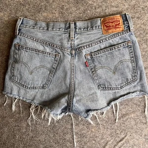Levi's 501 Shorts Damen 28 blau Denim Knopfleiste abgenutzt abgeschnitten Bootie - Bild 1 von 9