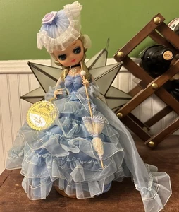 1977 1978 Bradley's Wonderful World Of Dolls Julie hermoso vestido azul y sombrero nuevo con etiquetas - Imagen 1 de 17