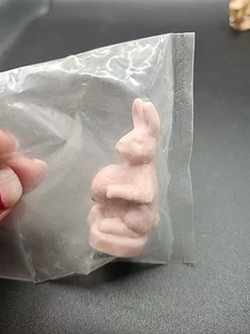 NEU Wade Whimsies rosa Osterhase Figur • April rote Rose Teekalender - Bild 1 von 4