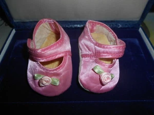 Par de zapatos de tela rosa para muñecas - Imagen 1 de 5