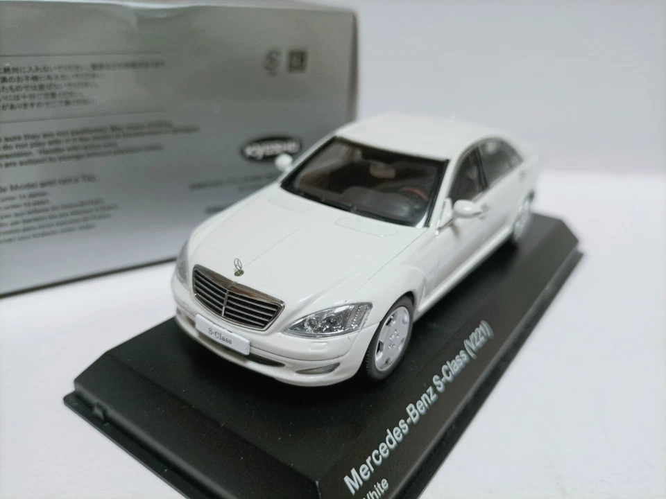 Kyosho 1 43 Mercedes Benz four door sedan model Mercedes S-Class V221 white - Image 1 of 4